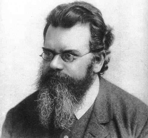 Ludwig Eduard Boltzmann (1844-1906) est un physicien autrichien considéré comme l’un des pères de la mécanique statistique. Défenseur de l’existence des atomes, hypothèse sur laquelle toute son œuvre était bâtie, il s’est suicidé en 1906 devant l’opposition quasi générale des chercheurs de l’époque qui préféraient une image du monde basée uniquement sur le concept d’énergie et rejetaient le concept d’atome, sous prétexte qu’on ne pourrait jamais les observer. Les travaux de Boltzmann ont fortement influencé Einstein et Schrödinger et sont à l’origine de la révolution quantique via l’introduction du quantum d’action par Planck. © Wikipédia, DP