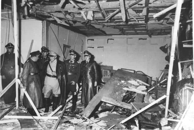 En juillet 1944, des officiers allemands de la Wehrmacht tentaient d’assassiner Hitler à l’aide d’une bombe, manquant de peu le sanglant dictateur. © Bundesarchiv