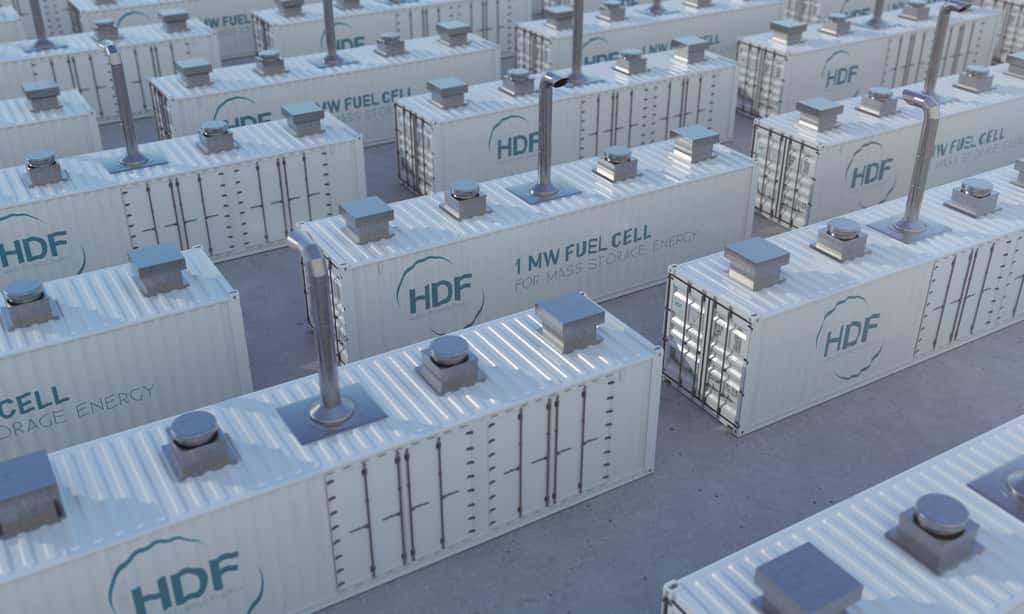 L’électricité solaire est stockée sous forme de gaz comprimé dans des bouteilles empilées à l'intérieur de conteneurs de 12 mètres de long. © HDF Energy