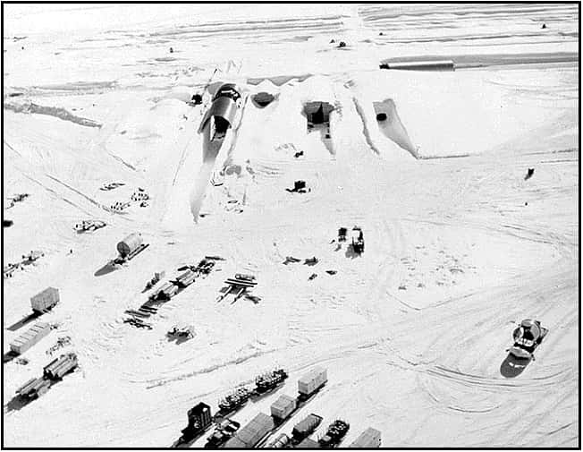 L'entrée nord-est de Camp Century en 1959. © <em>US Army</em>