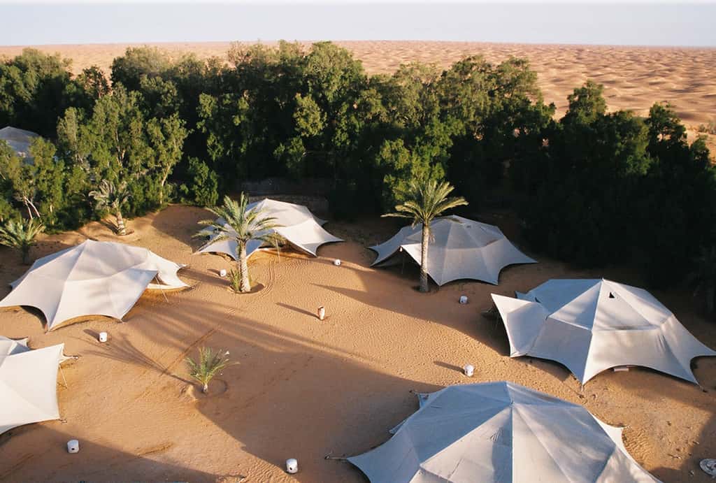 Les tentes du Yadis Ksar, en pierre et toile de lin, sont inspirées de la tradition bédouine. © Atlante