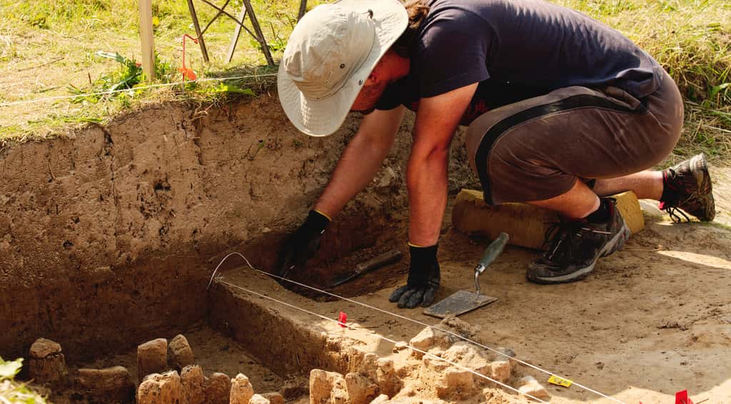 Archéologue travaillant sur un site de fouilles. © Shutterstock 