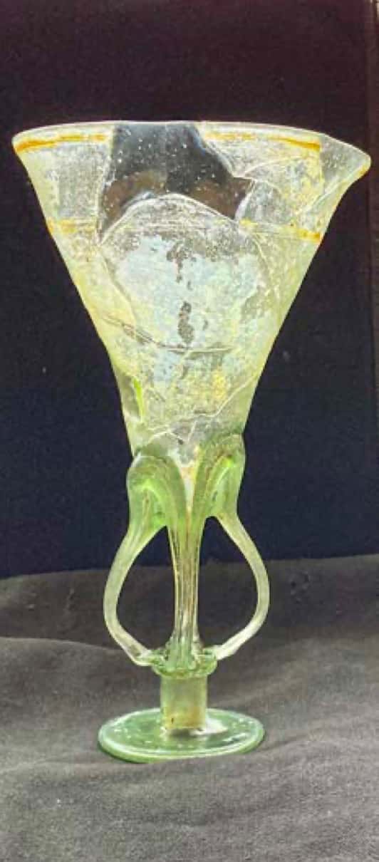 Parmi les artefacts déterrés par les archéologues, une coupe en verre qui aurait été fabriquée à la fin de la période médiévale. © Soprintendenza 