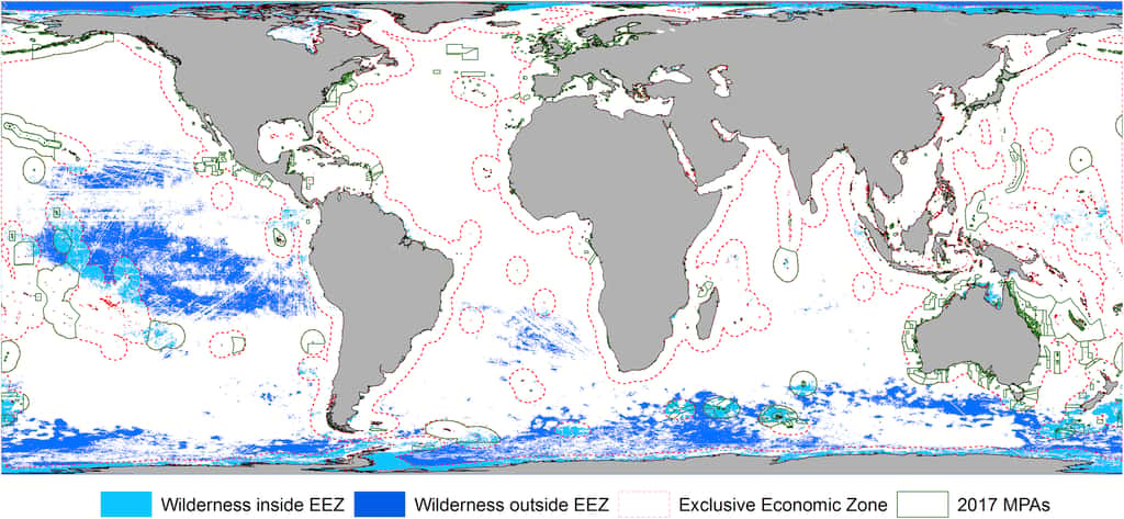 En bleu foncé, les zones vierges hors eaux territoriales. En bleu clair, les zones vierges sous contrôle national. En vert, les aires maritimes protégées. © Jones Kendall R., <em>et al.</em>, <em>Current Biology</em>