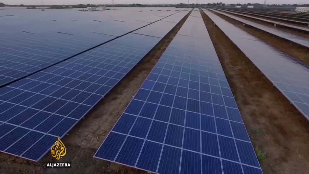 La centrale de Kamuthi, en Inde, comporte 2,5 millions de panneaux solaires photovoltaïques, nettoyés par des robots et s'étalant sur 10 kilomètres carrés. © Aljazeera (vidéo)