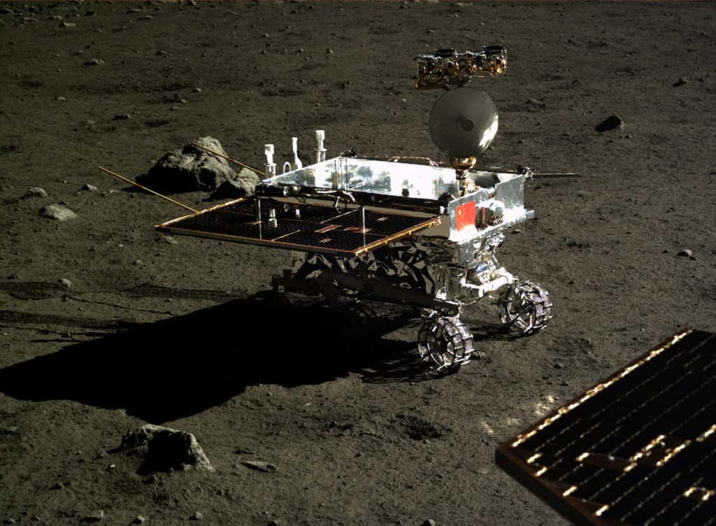 Le rover de la mission Chang'e 4 ressemblera à Yutu, celui de la mission Chang'e 3, qui, en décembre 2013, avait atterri sur la Lune. Ce dernier avait été construit en double au cas où l'atterrissage n'aurait pas été un succès. © CNSA