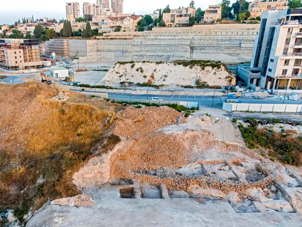 Sous les strates inférieures du quartier de Mordot Arnona, des bâtiments vieux de plus de 2 500 ans témoignent de la violence des conquêtes assyriennes. © Assaf Peretz, <em>Antiquity Authorities </em>