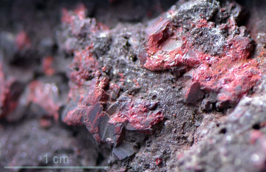 Fragment de cinabre, reconnaissable à sa teinte rouge, extrait en Espagne. © CC by-sa 4.0, Lamiot, Wikimedia Commons