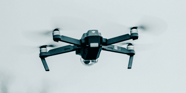 De par son autonomie, sa portée et la qualité de sa caméra, la gamme drone Mavic 2 représente les drones les plus avancés de DJI. ©Unsplash