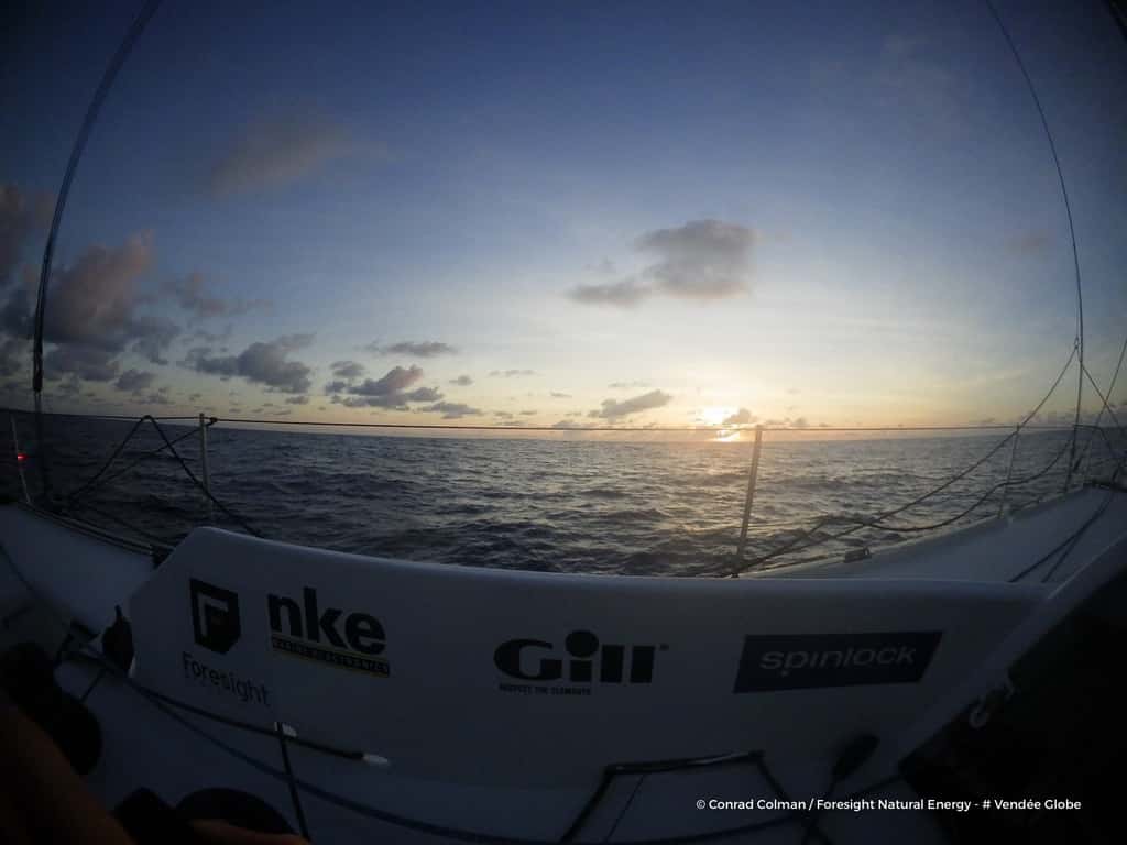 La dernière photo envoyée le 24 novembre par Conrad Colman, quelque part dans l'Atlantique sud. L'avant du bateau est à droite. Puisque son cap est d'environ 130°, c'est un lever de soleil. © C. Colman