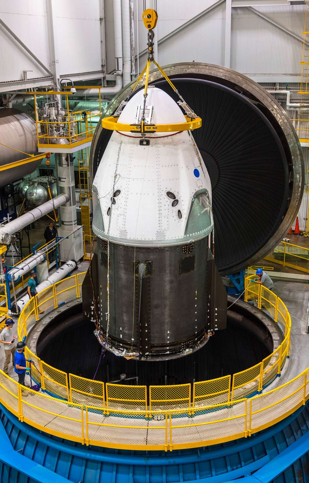 Le Crew Dragon de SpaceX installé dans la chambre à vide de la Nasa pour être testé au vide spatial et exposé aux températures que le véhicule connaîtra lors de son séjour dans l'espace et de son retour sur Terre. © Nasa