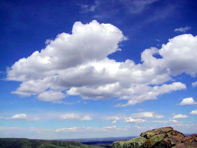 La libération bactérienne de DMS gazeux influencerait le pouvoir réfléchissant de l’énergie lumineuse des nuages (ou albédo nuageux) et donc, la température de la Terre à sa surface. © Michael Jastremski, <em>Wikimedia Commons</em>, CC by-sa 2.0