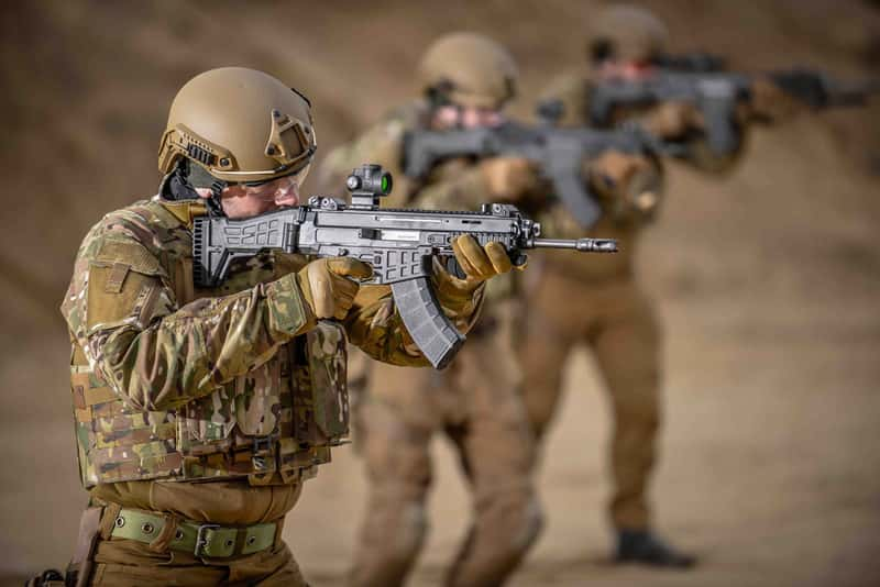 Des soldats tchèques s’entraînent avec le BREN 2 de CZUB. © CZUB