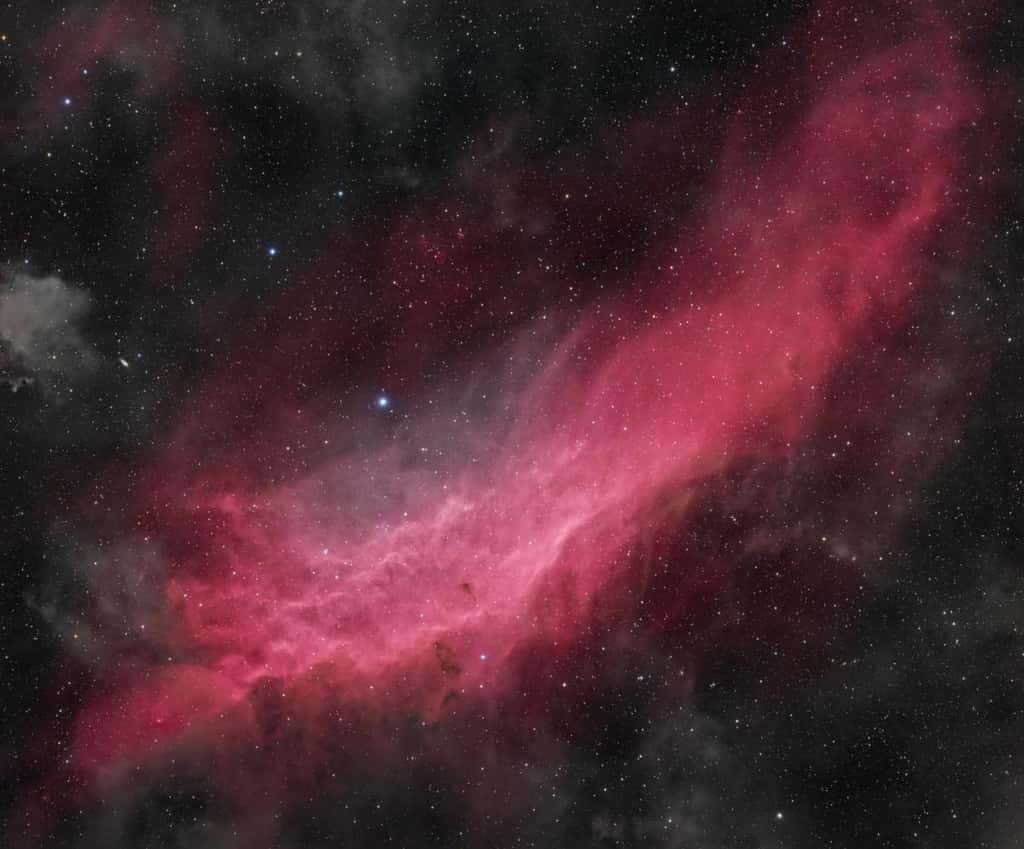 Une simple mais massive nébuleuse, de 70 a-l de long, brillamment photographiée par un jeune astrophotographe. © Daniele Borsari 