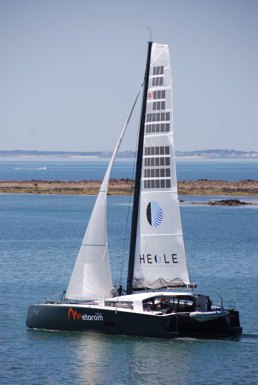 Le voilier MG5 de Marc Guillemot avec la voile solaire Heole. Le navigateur va participer à la <em>Route du Rhum</em> 2022. © Emmanuel Lafay