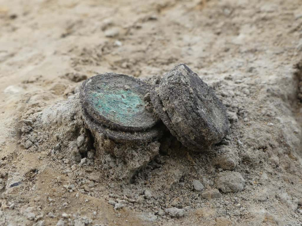 Autre petit trésor découvert par les archéologues : une douzaine de pièces datant de l’ère carolingienne a fait le bonheur des volontaires. © Coline Herbert, Inrap