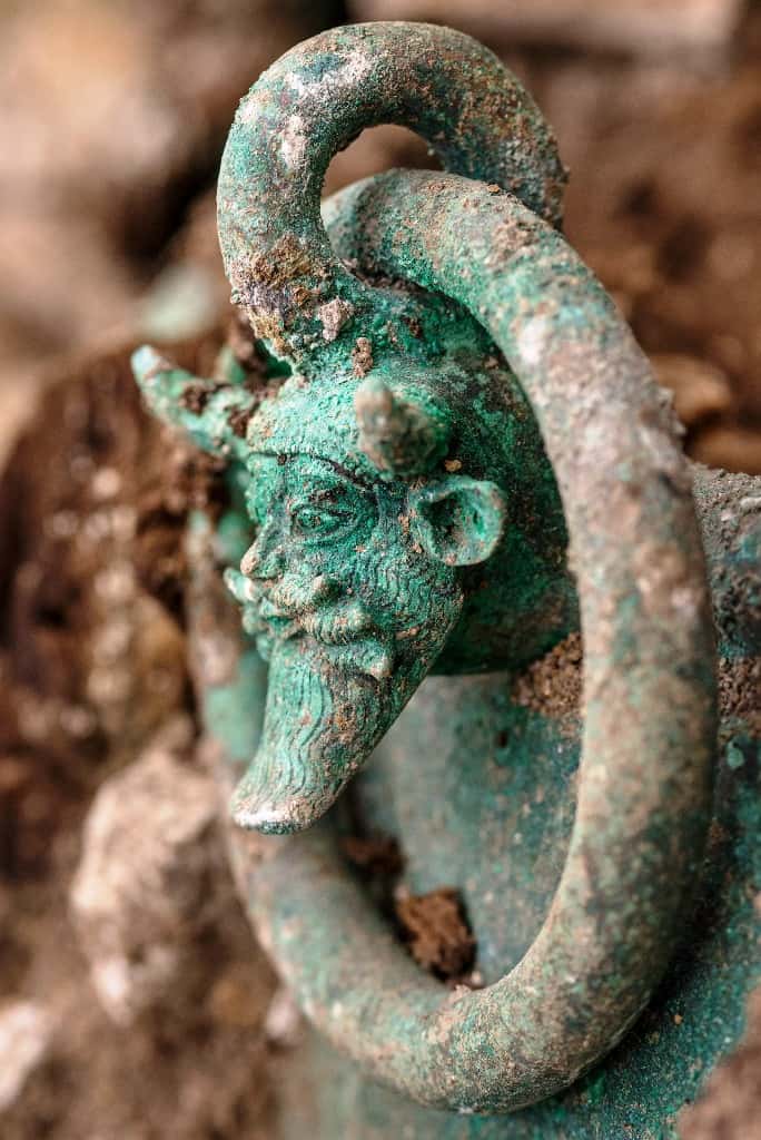 Une autre vue du chaudron en bronze aux anses décorées du dieu grec Achéloos. © Denis Gliksman, Inrap