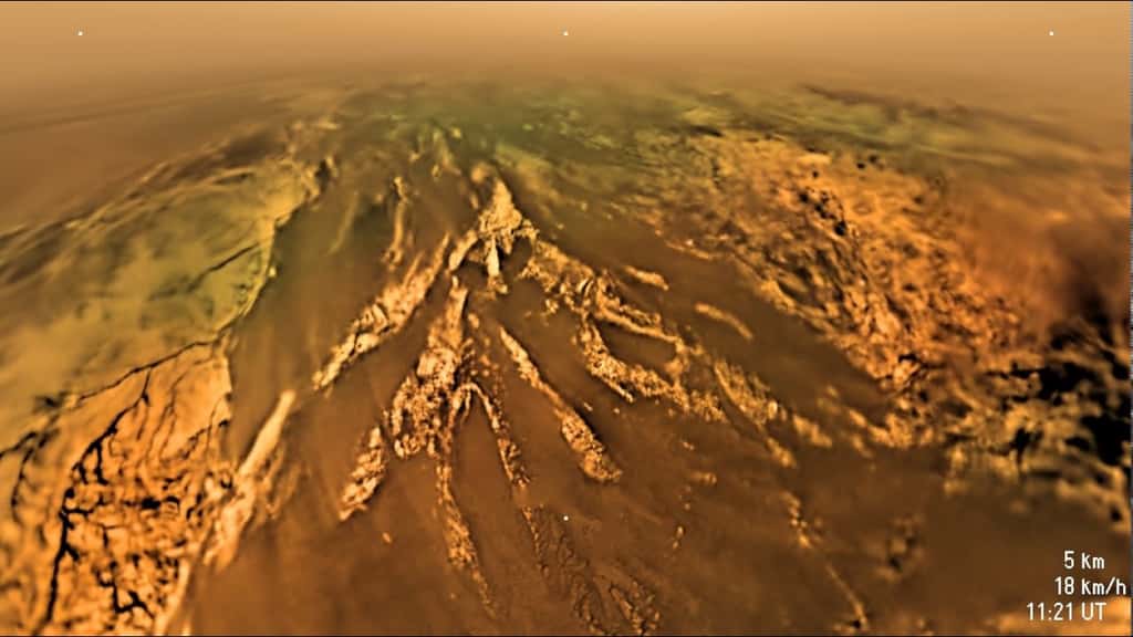 Des montagnes, des vallées, des écoulements : le module Huygens révèle un monde inconnu et complexe. L'altitude est ici de 5.000 m et l'engin, sous son parachute principal, descend à moins de 20 km/h. © Nasa, Caltech, SSI, ESA
