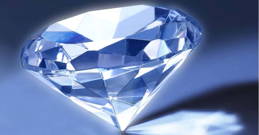 Un diamant de carbone radioactif produirait de l'électricité. Voilà une pile élégante et utile puisqu'elle serait faite avec des déchets nucléaires. © Nafets, Pixabay, DP