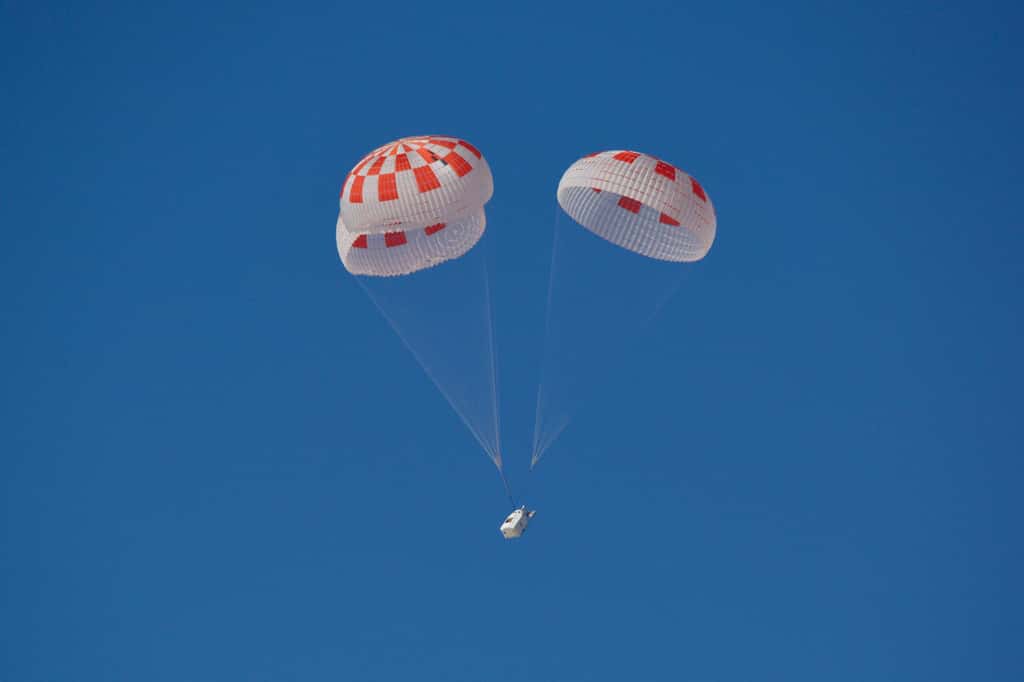 Essai du bon fonctionnement des parachutes du véhicule Crew Dragon de SpaceX. © SpaceX