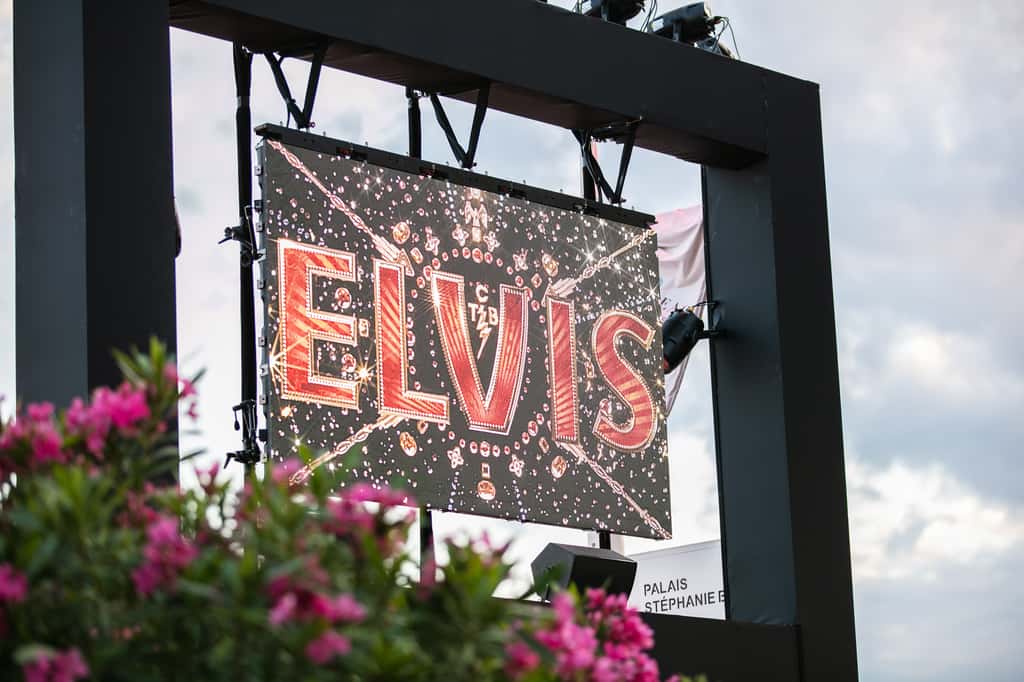 L'affiche du film Elvis au Festival de Cannes - mai 2022. Lorsqu'un projet de film est lancé, l'étape la plus longue est souvent celle qui précède le tournage, et elle inclut de réunir les budgets de production adéquats. © Sandy Bass