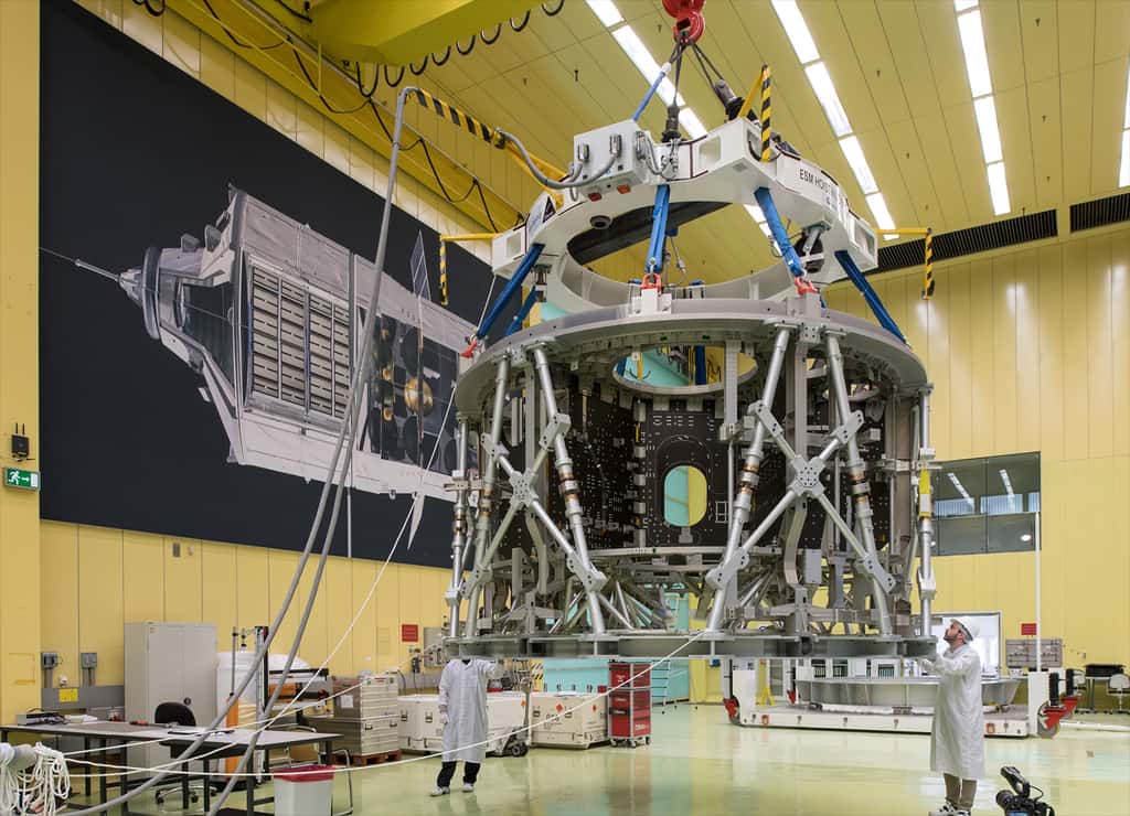 Le premier module de service européen du véhicule spatial Orion. Il est ici vu dans le bâtiment d’intégration d’Airbus Defence and Space à Brême (Allemagne). © Airbus DS