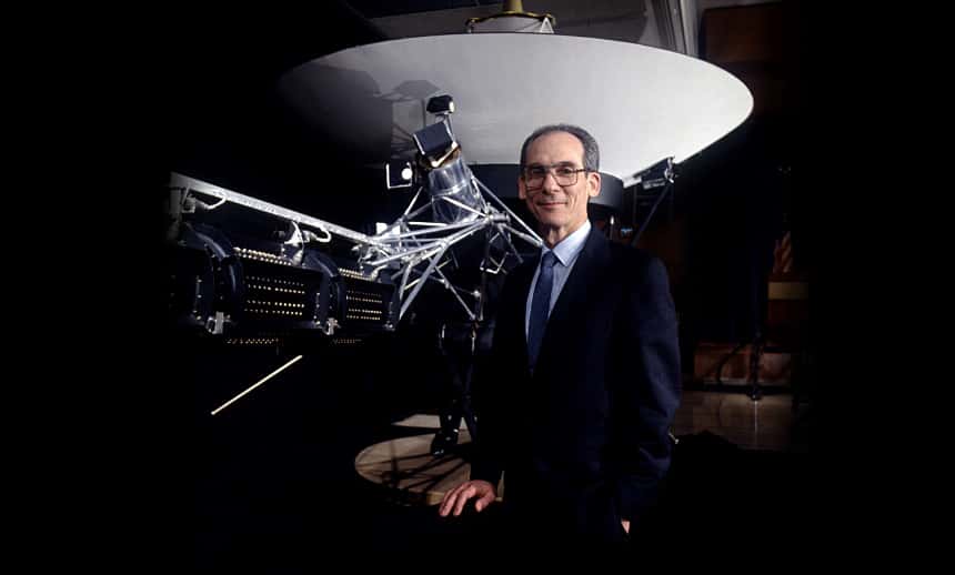 Edward C. Stone est professeur de physique à Caltech, chercheur en sciences spatiales, et ancien directeur au <em>Jet Propulsion Laboratory</em> de la Nasa. Il est toujours l’actuel directeur de la mission spatiale Voyager (depuis 1972). © Nasa