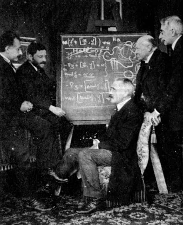 De gauche à droite Albert Einstein, Paul Ehrenfest, Paul Langevin, Heike Kamerlingh Onnes et Pierre Weiss en 1920 (chez Onnes). Ces quatre physiciens se sont intéressés aux propriétés magnétiques de la matière. © Wikipédia, DP