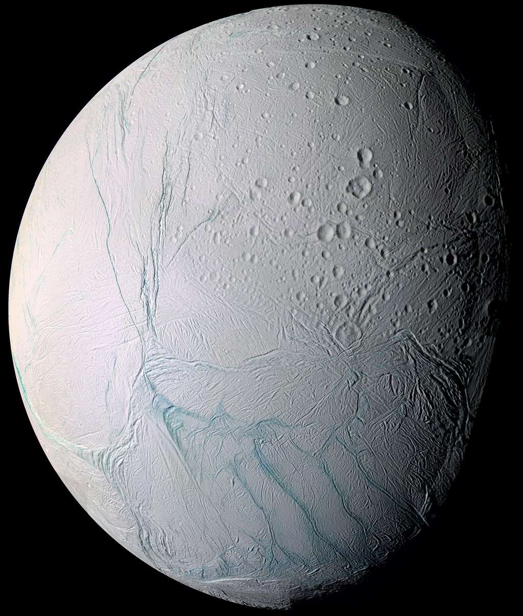 Sur Encelade, Cassini a montré que, dans son océan sous-terrain, la vie était possible. © Nasa, JPL-Caltech, <em>Space Science Institute</em>