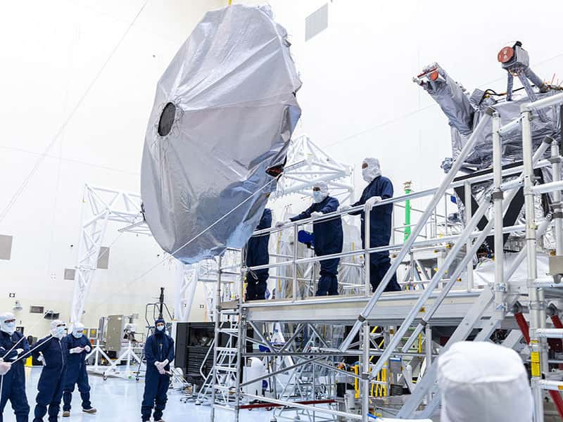 Installation de l'antenne haut gain en salle blanche du <em>Kennedy Space Center</em> à Cap Canaveral. C'est l'antenne qui servira à communiquer avec la Terre depuis Jupiter. © Nasa, Kim Shiflett