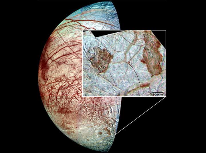 Les couleurs de la surface d'Europe ont été artificiellement augmentées sur ces images prises par la sonde Galileo. Elles montrent les terrains chaotiques rougeâtres de la lune glacée de Jupiter. © Nasa
