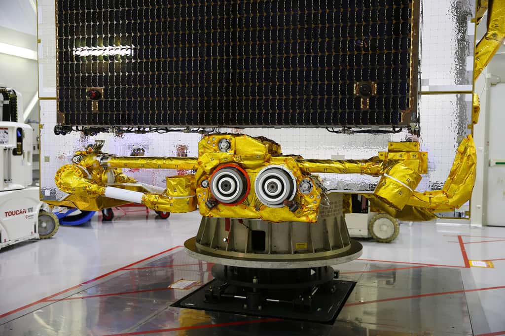 Une paire de deux propulseurs de hall de 5 KW installée sur un des deux bras robotisé du satellite Eutelsat 172B. © Airbus
