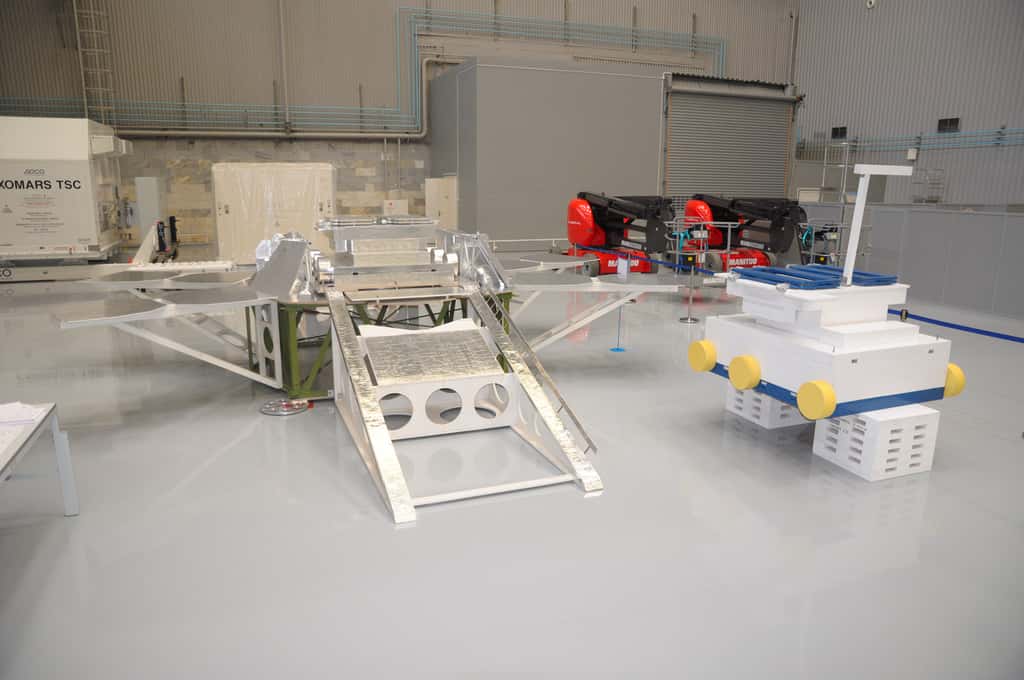On peut vraiment parler de squelette de la plateforme d'ExoMars 2020. À droite, une maquette du rover ExoMars 2020 utilisé comme gabarit et pour s'assurer qu'il descendra bien de la plateforme en roulant sur la rampe (noter les rambardes pour empêcher le rover de tomber). © Lavochkin Association