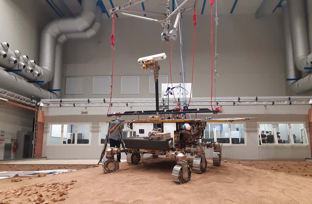Pour représenter au mieux ce que le vrai rover Rosalind Franklin vivra sur Mars, le « Ground Test Model » ou GTM (un modèle de test) est soutenu par un dispositif pour recréer le niveau de gravité martien. La gravité de Mars représente environ un tiers de la masse totale de 290 kg du rover, de sorte que les deux tiers de la masse totale du rover sont absorbés par le « dispositif de déchargement du rover » fixé au GTM à partir du plafond de la zone d’essai. © Thales Alenia Space