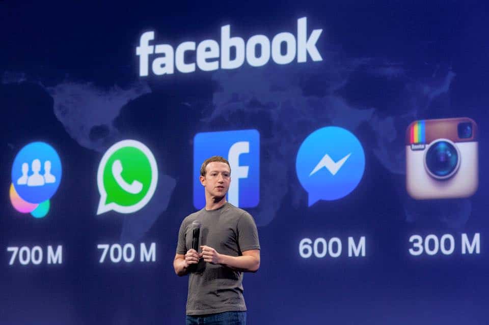  Mark Zuckerberg, le P.-D.G. de Facebook. L'entreprise Facebook gagne environ 98,5 % de ses revenus grâce à la vente d'espaces publicitaires. © Thenewsminute.com