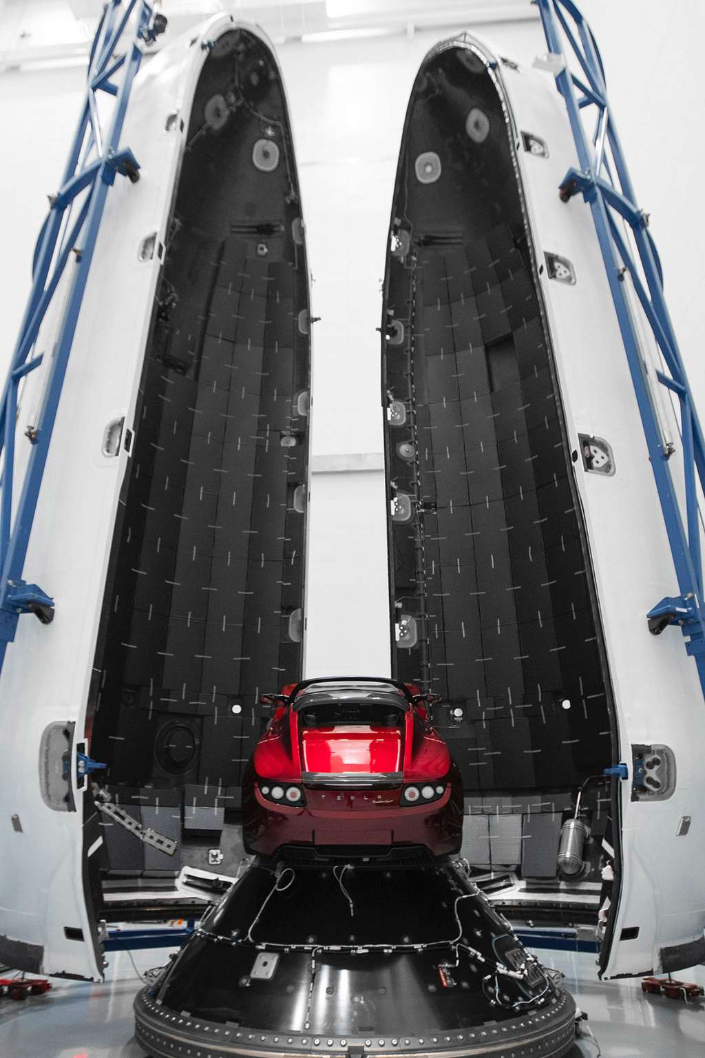 Le Tesla Roadster d'Elon Musk installé sur l'étage supérieur Falcon Heavy, avant que la coiffe du lanceur ne l'enferme pour le protéger du décalage. © SpaceX