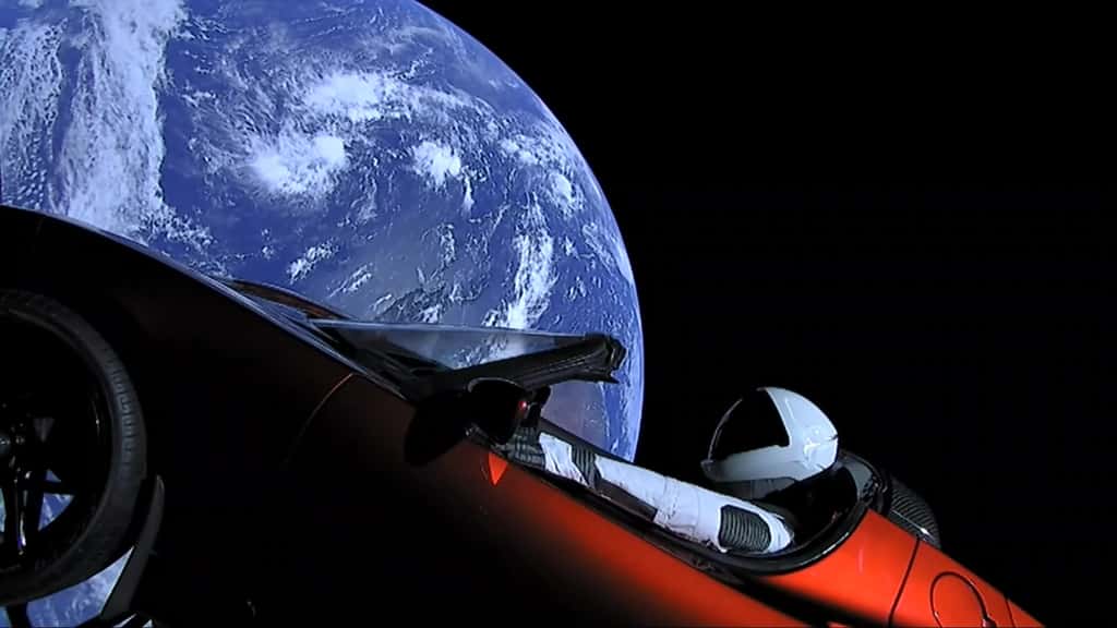 Starman, le mannequin installé dans un Roadster Tesla, survole la Terre. Image extraite de la <a title="Vidéo du lancement du Falcon Heavy" target="_blank" href="https://www.youtube.com/watch?time_continue=9&v=aBr2kKAHN6M">vidéo du lancement</a>. © SpaceX