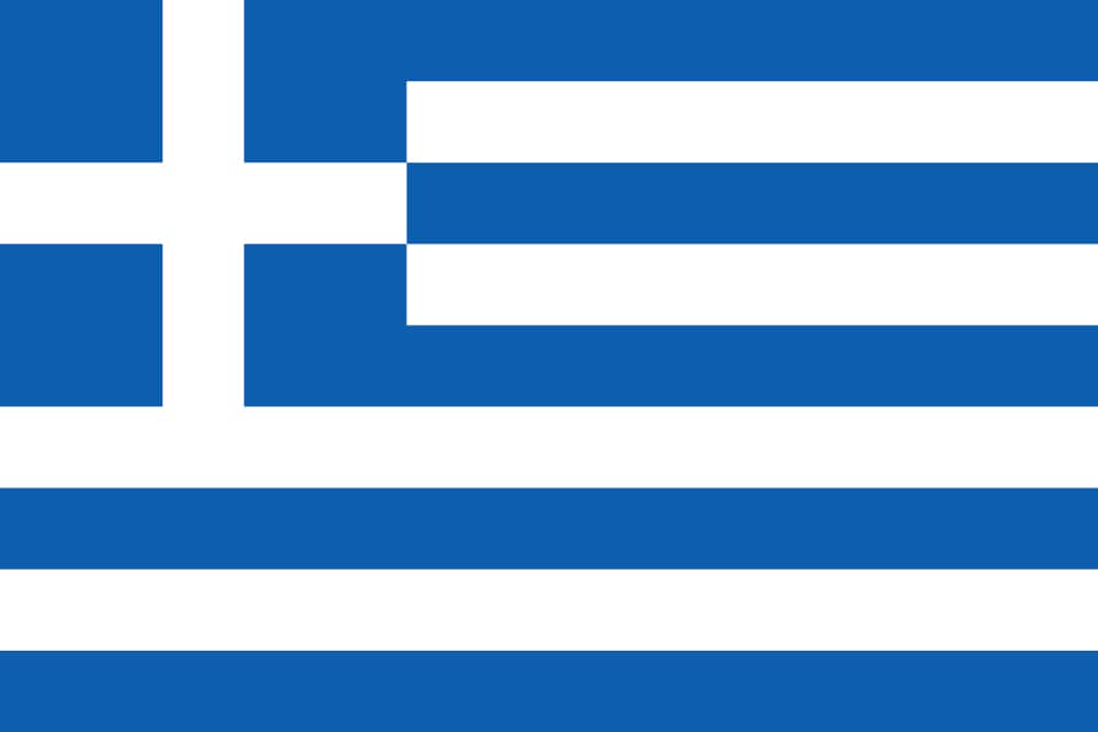 Le drapeau grec. La croix blanche rappelle la foi chrétienne et la victoire sur l’occupant. Les bandes bleues pourraient symboliser les cinq mers qui entourent la Grèce. Quant aux bandes blanches, elles pourraient représenter les fustanelles, les robes traditionnelles des combattants. © Fry1989, <em>Wikimedia Commons</em>, DP