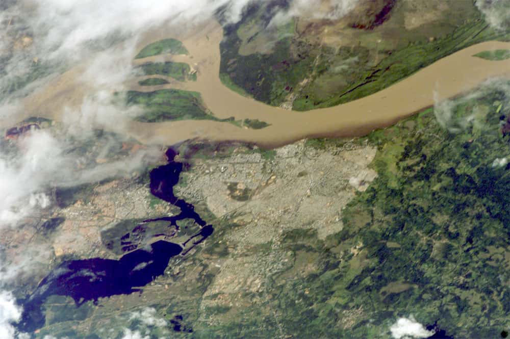 Le fleuve Orinoco, ici de couleur marron, s’étend sur une distance de 2 140 kilomètres : un casse-tête à explorer pour les conquistadors du XVI<sup>e</sup> siècle. © Nasa