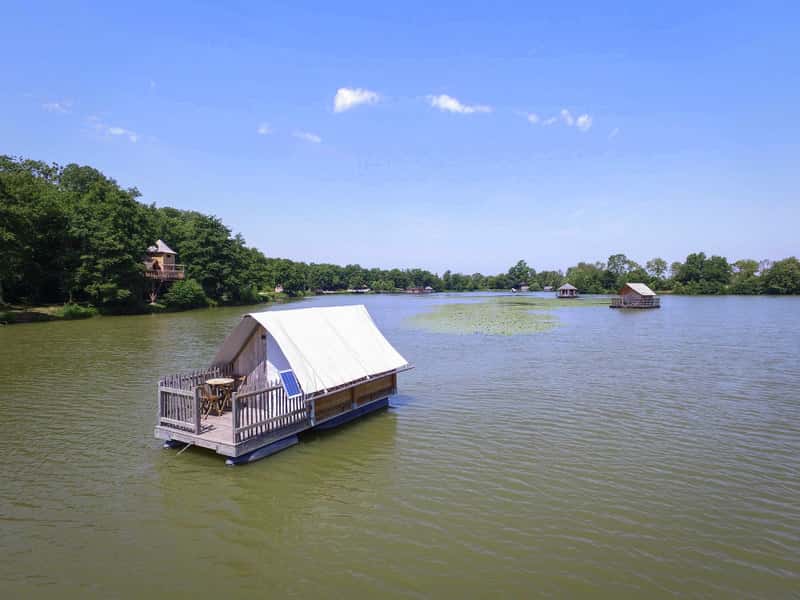 Les tentes flottantes du Domaine de la Dombes sont ancrées au fond d’un étang.© Domaine de la Dombes