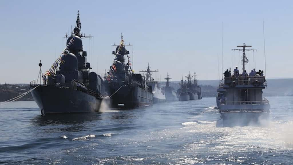 Certains missiles surface-surface peuvent être tirés depuis des navires. Ici, une partie de la flotte russe basée en mer Noire. © <em>The Moscow Times</em>