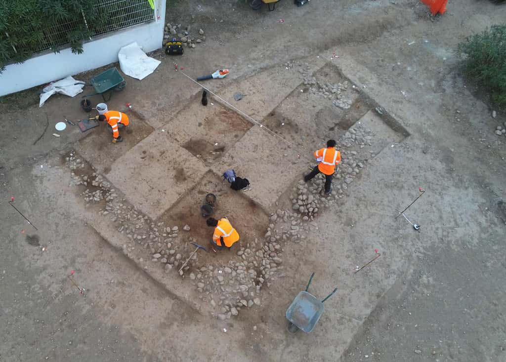 Dans les fondements du site étrusque de Ghisonaccia, les archéologues ont déterré une importante quantité de céramiques. © B. Chevaux, Inrap