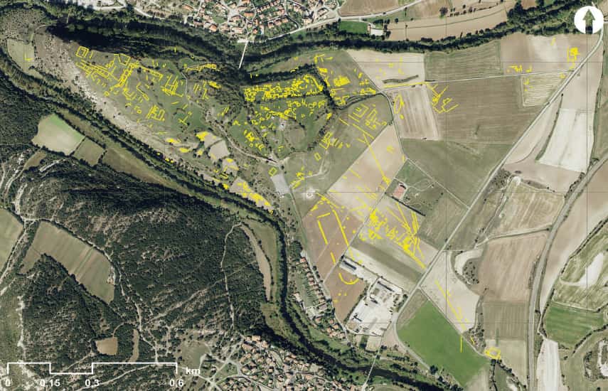 Cette photo met en avant les portions antiques d’Iruña Veleia, soulignées en jaune. Le tracé du cirque romain est observable au centre. © Conseil provincial d’Álava