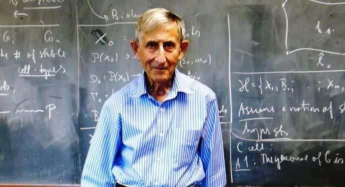Freeman Dyson dans son bureau à l'université de Princeton. Le physicien a bien connu de grands noms de la physique comme Hans Bethe, qui a découvert comment brillaient les étoiles, et Robert Oppenheimer, pionnier de la physique des trous noirs et des étoiles à neutrons. Dyson fut le premier à comprendre l’importance des travaux de Richard Feynman sur l’électrodynamique quantique relativiste, dont il donna une forme plus rigoureuse, ce qui lui permit, sans doctorat, de décrocher un poste à vie à l’université de Princeton. © Monroem, Wikipédia, cc by sa 3.0