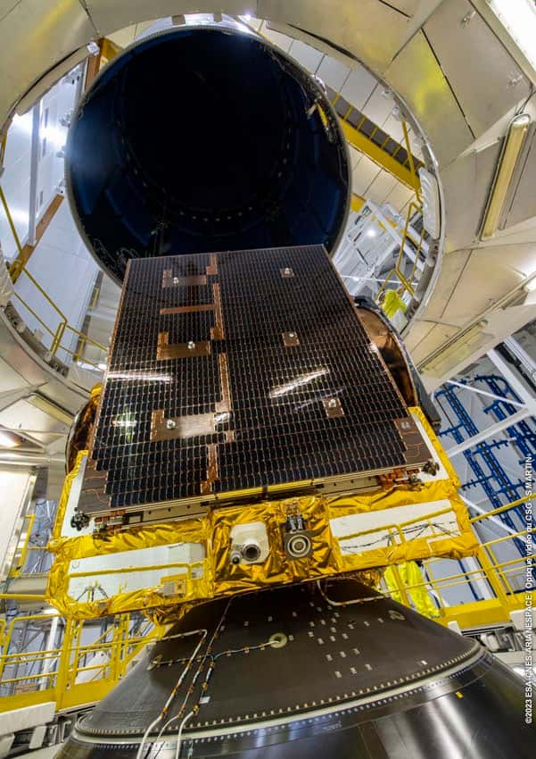 Encapsulation sous coiffe des satellites passagers (ici, Heinrich Hertz, posé sur le Sylda, en noir, qui abrite Syracuse 4B). © ESA, Arianespace, Cnes, Centre optique