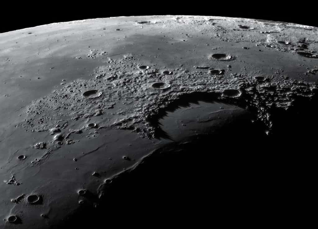 La Lune et sa surface dévastée continuent d’attirer les humains, qui tournent régulièrement leurs télescopes vers notre satellite naturel. © Gábor Balázs