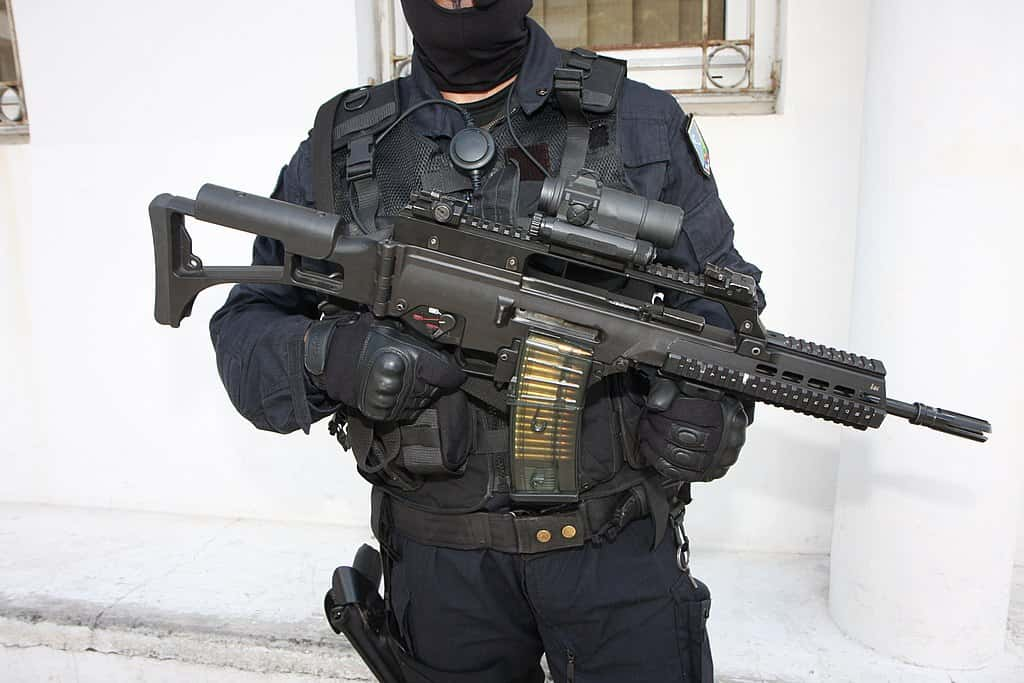 Un officier de l’une des antennes du GIGN français équipé du fusil d’assaut allemand G36. © CC BY SA 4.0, Domenjod, Wikimedia Commons