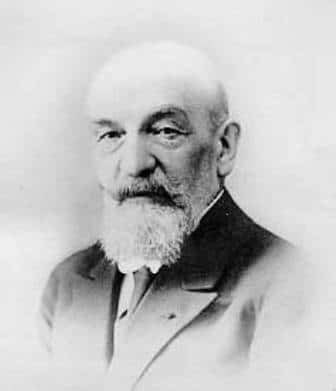 Georges Friedel (1865-1933) est un minéralogiste français auteur d'importants travaux sur les cristaux liquides. Il a défini les trois grandes phases des cristaux liquides connues au XX<sup>e</sup> siècle, et on lui doit le terme de « nématique » désignant l'une de ces phases. © Wikipédia, DP