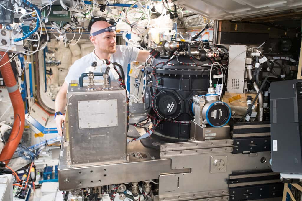L'astronaute de l'ESA, de nationalité allemande, Alexander Gerst restera plus longtemps à bord de l'ISS. Il est ici vu en train de réaliser une expérience avec un équipement qui permet de faire du feu, en toute sécurité ! © Esa, Nasa