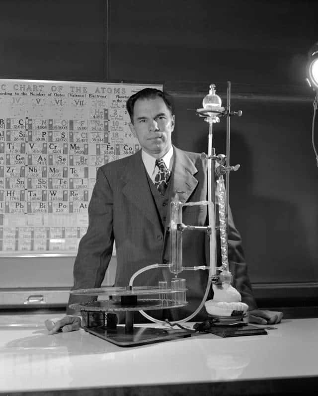 Le prix Nobel de chimie états-unien Glenn Theodore Seaborg (1912-1999) a été impliqué dans la découverte et l’étude de dix éléments transuraniens : le plutonium, l’américium, le curium, le berkélium, le californium, l’einsteinium, le fermium, le mendélévium, le nobélium et le seaborgium, nommé en son honneur. Il a également découvert plus de 100 isotopes et a fait d'importantes contributions à la chimie du plutonium. Membre du projet Manhattan, il a développé le procédé d'extraction utilisé pour isoler le plutonium de la deuxième bombe atomique, Fat Man. © Wikipédia, DP